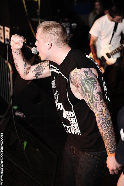 [born low on Apr 15, 2011 at the Palladium - Secondstage (Worcester, MA)]