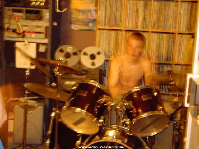 [carbon asphyxia on Dec 25, 2001 at Live in the WUNH studios (Durham, NH)]