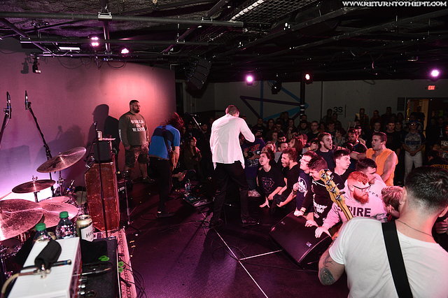 [defeater on Oct 30, 2015 at 3S Art Space (Portsmouth, NH)]