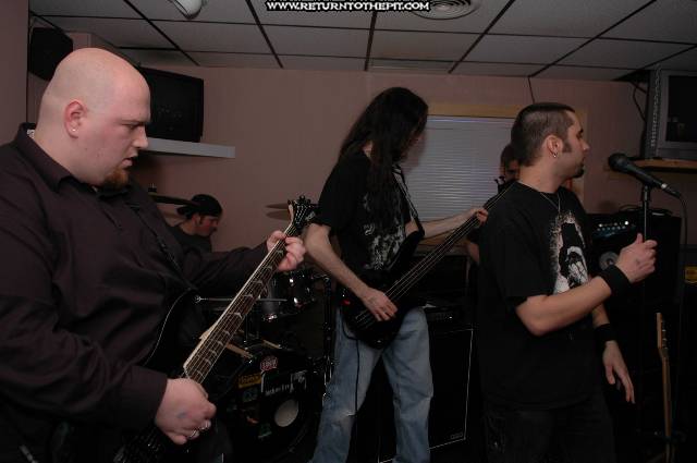 [dreaded silence on Apr 2, 2005 at Dee Dee's Lounge (Quincy, Ma)]