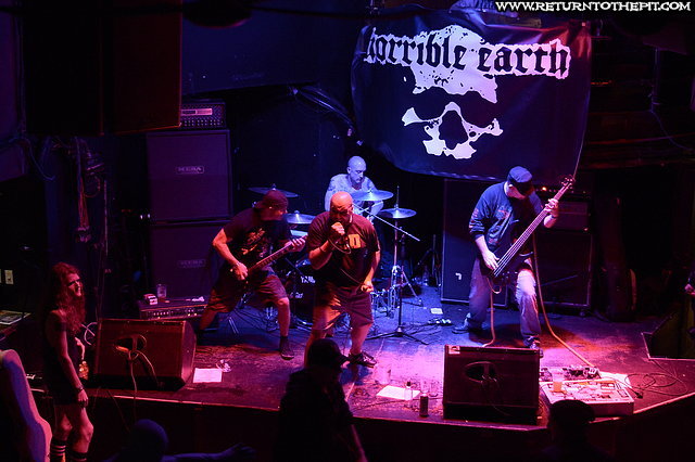 [horrible earth on Oct 20, 2018 at Katacombes (Montreal, QC)]