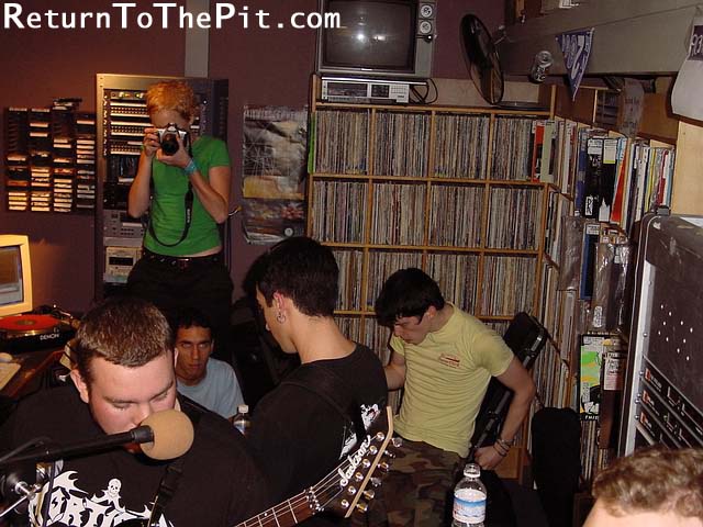 [halo suffocation machine on Aug 21, 2001 at Live in the WUNH studios (Durham, NH)]
