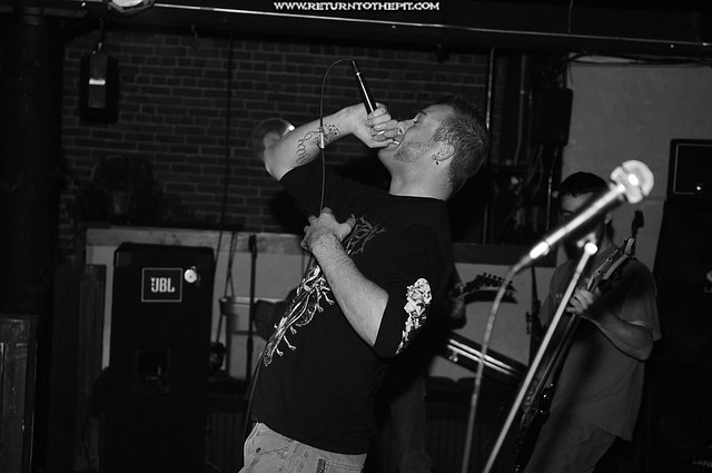 [life at zero on Dec 2, 2006 at Milly's Tavern (Manchester, NH)]