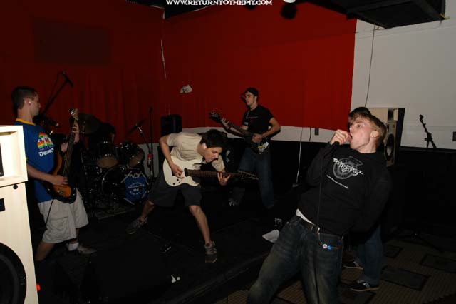 [three broken threads on May 10, 2003 at the Pogo Club (Norwich, CT)]
