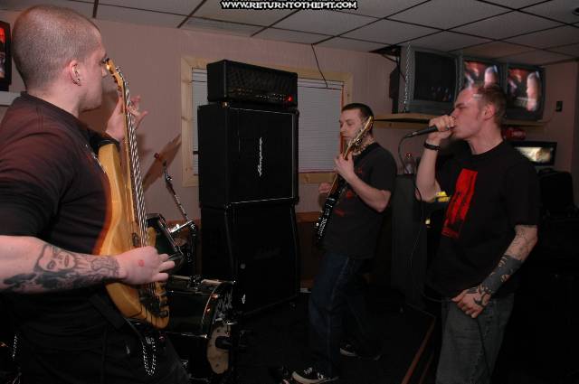 [throwing shrapnel on Feb 25, 2005 at Dee Dee's Lounge (Quincy, Ma)]