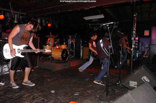 [underminded on Sep 29, 2005 at the Living Room (Providence, RI)]